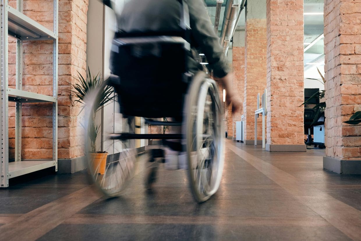 Descubre cómo afecta la reforma de accesibilidad 2025 a tu edificio: derechos, plazos, obras necesarias y obligaciones para comunidades.