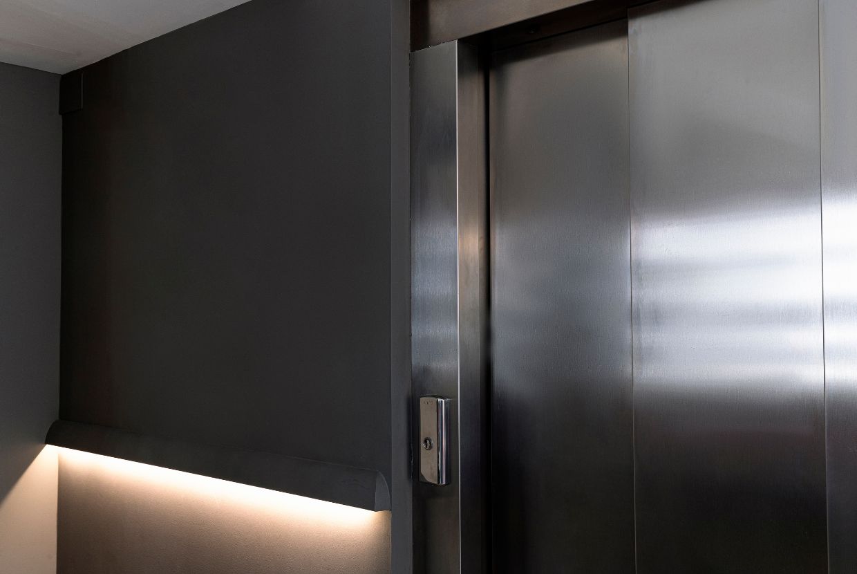 Descubre los pasos y plazos para instalar un ascensor en tu edificio: planificación, licencias, obra, montaje y certificación.