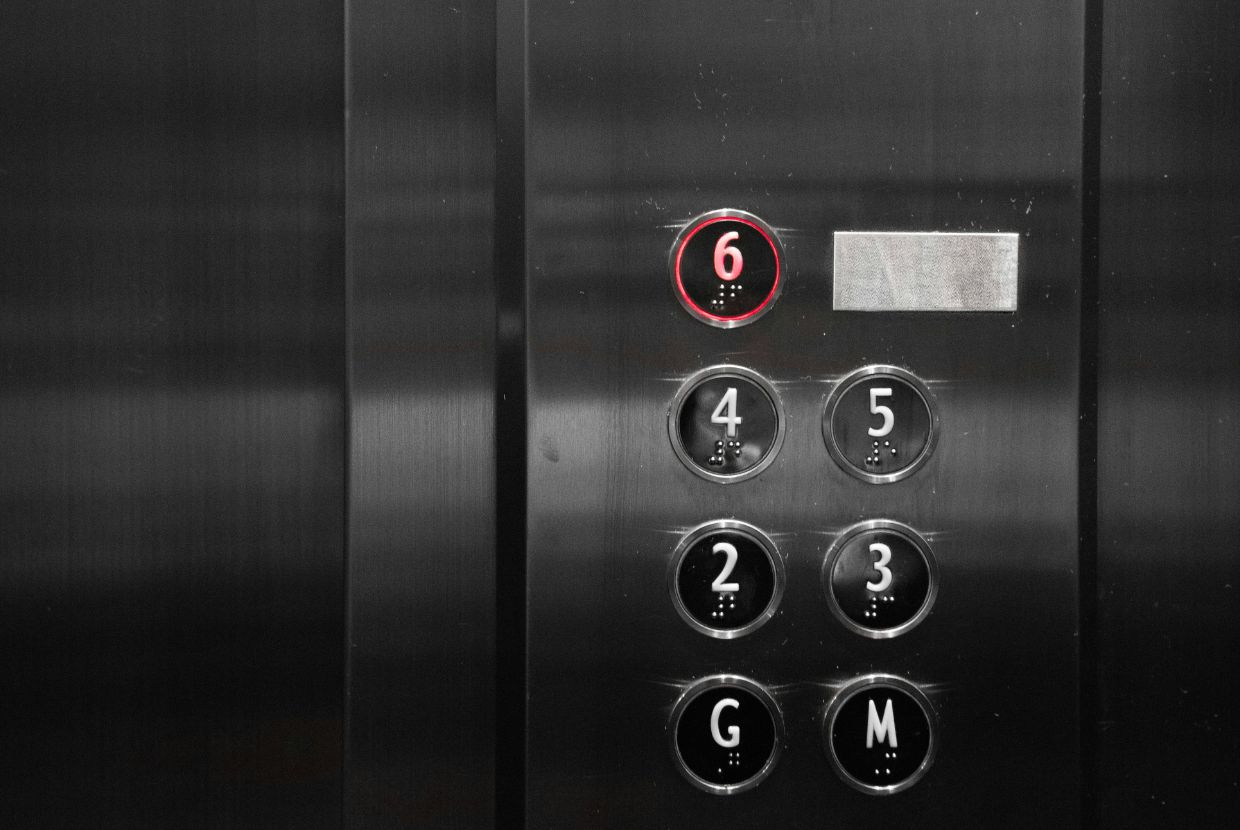Mejora la accesibilidad y el confort con un ascensor en una vivienda unifamiliar. Descubre sus ventajas, tipos y ayudas disponibles.