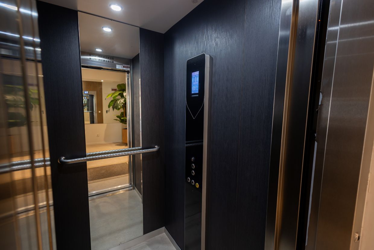 What can you use to clean a stainless steel elevator? Find out which products to use (and which to avoid) to maintain its shine and prevent surface damage.