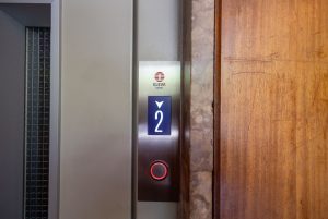 Exemption from elevator fees in apartment buildings: What the law says, exceptions in bylaws, and common cases. A clear and up-to-date guide.