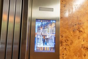 Medidas para un ascensor de 4 personas: dimensiones de cabina, hueco y puertas según normativa. Guía práctica para comunidades.