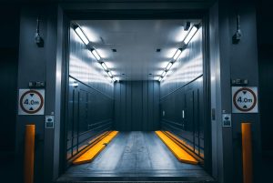 Elevator or freight elevator: Discover the differences, uses, regulations and costs to choose the best option for your home, business or building.