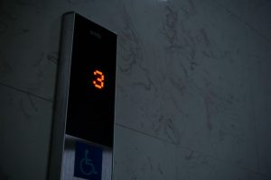 ¿Quieres saber por qué el ascensor va lento o da tirones? En este artículo te lo contamos. Ascensoristas en Palma de Mallorca.