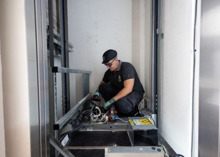 Ofrecemos un servicio de reparación rápido y eficiente, disponible 24/7. Nuestros técnicos están preparados para solucionar cualquier problema, garantizando que tu ascensor vuelva a funcionar correctamente en el menor tiempo posible.